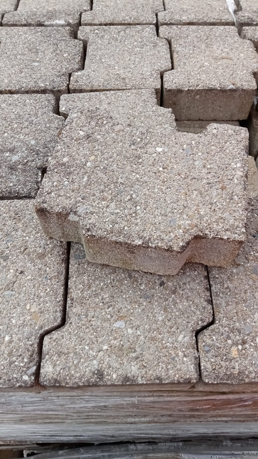 Pavés en béton gris autobloquants en "M" 20 x 15 x 6 cm